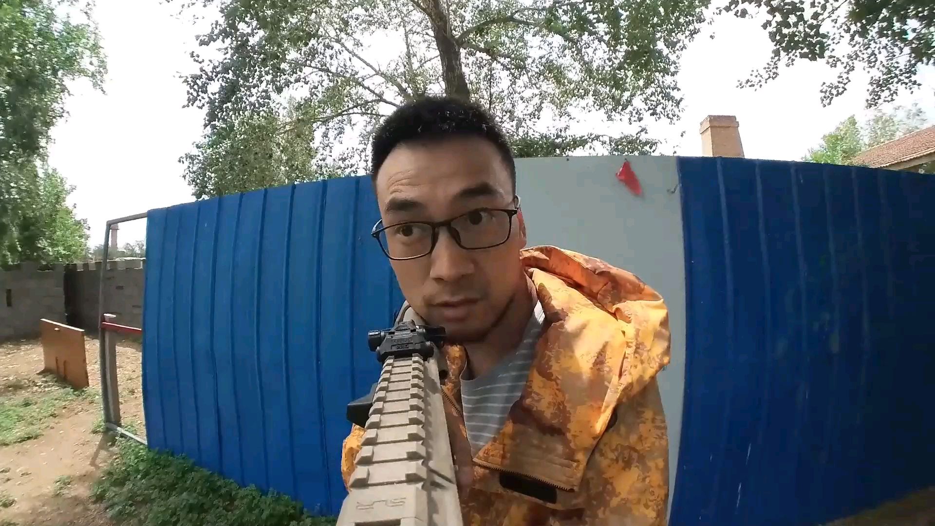 室外小场地 2v2打水弹 人有点少不过挺好玩